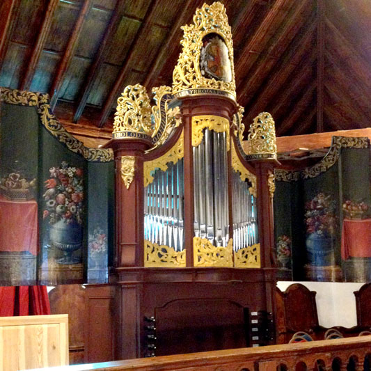 El órgano listo en la iglesia